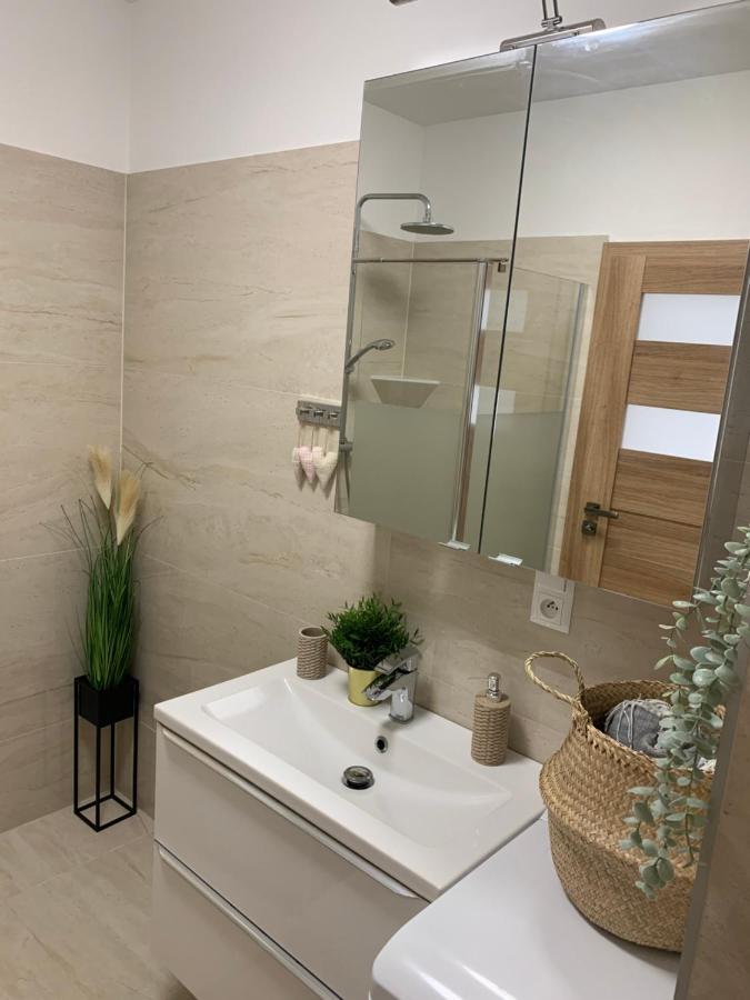 Cozy 2-Bedroom Vacation Apartment With Entire Top Floor Gaj  外观 照片